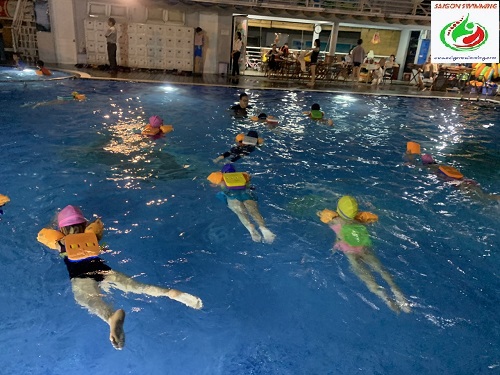  Hình ảnh trẻ em đang tập bơi cùng giáo viên tại Quận Tân Phú